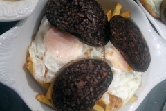 Morcilla, huevos fritos y patatas Náutico